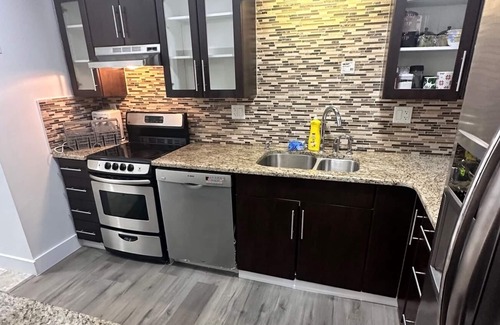 Delta House | A Spacious 2 Bedroom 2 Queen Beds Sleeps 4 Adults 2 Full Bathrooms in Delta BC