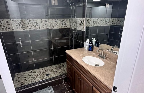 Delta House | A Spacious 2 Bedroom 2 Queen Beds Sleeps 4 Adults 2 Full Bathrooms in Delta BC