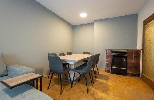 Stuwerviertel Apartment | A spacious 3-bedroom apartment with king-size beds is located within 5 minute’s walk from the Prater