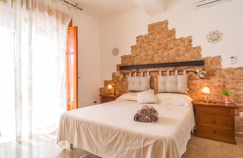 Partinico Apartment | A spacious apartment with a bathing area in the garden awaits you.