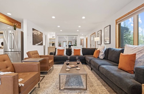 Jackson House | A Spacious Home Walking Distance to Town Square w JH Property Management