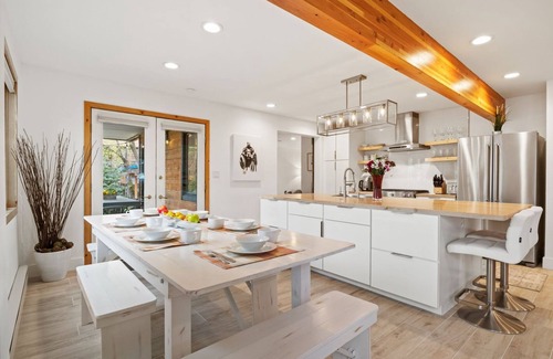 Jackson House | A Spacious Home Walking Distance to Town Square w JH Property Management