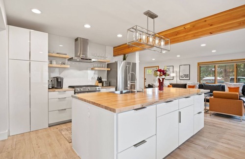 Jackson House | A Spacious Home Walking Distance to Town Square w JH Property Management