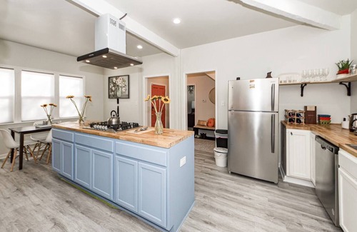 North Charleston House | A spacious, retreat in North Charleston, just 10 minutes from historic Downtown Charleston and minutes from trendy Park Circle’s breweries, restaurants, and parks.