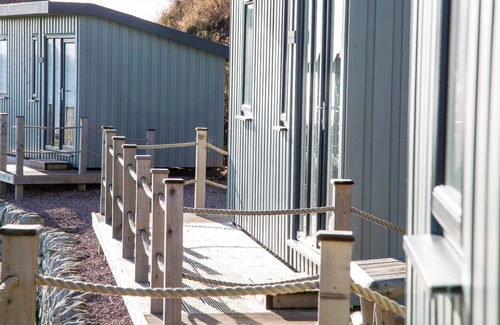 Anstruther Cabin | A standard beach hut that sleeps 4 guests in 1 bedroom