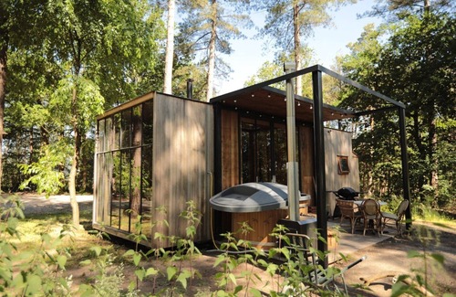 Maaseik House | A stress-free stay in this classic cabin with hottub