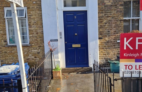 College Park and Old Oak Apartment | A studio overbooking the city