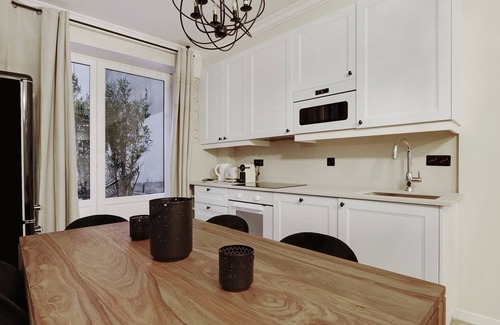 Arts-et-Metiers Apartment | A Stunning 3BR/3BA in the Marais