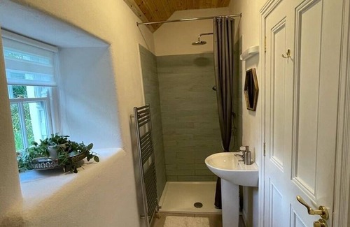 Templeglantine Cottage | A traditional two Bed farmhouse that can host 4 guests in rural County Limerick.