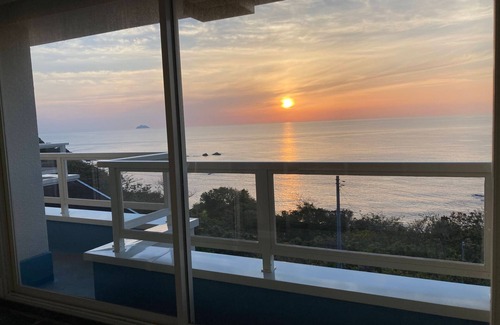 Hamada House | A triple room with a spectacular oceanfront view sunset right in front of you and plenty of amenit/Hamada Shimane