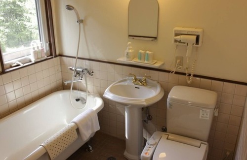 Fujikawaguchiko Hotel | A twin room with a stylish catfoot bathtub You /Minamitsurugun Yamanashi