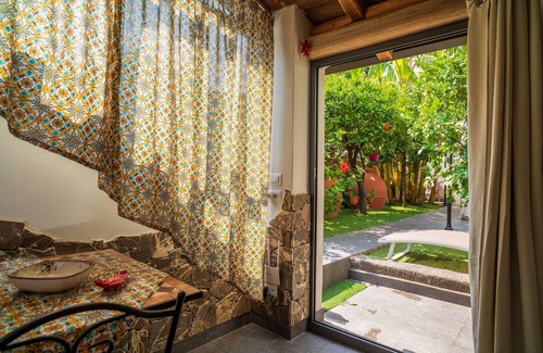 Fiumefreddo di Sicilia Apartment | 'A Ugghia- Dependance' Apartment with Shared Garden, Hot Tub and Air Conditioning