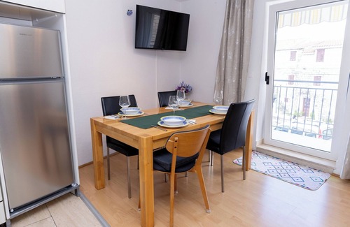 Kastel Gomilica Apartment | A1 Apartment Near Beach With two Balconies