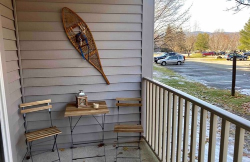 Lincoln Condo | A113 · Relaxing resort Getaway w/Pool & HotTub studio apt