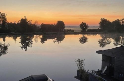 Gouwsluis Boat Rental | Aangenaam op de Rijn, woonboot, inclusief privé sauna