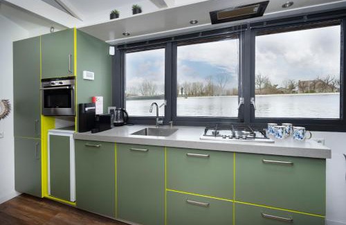 Gouwsluis Boat Rental | Aangenaam op de Rijn, woonboot, inclusief privé sauna
