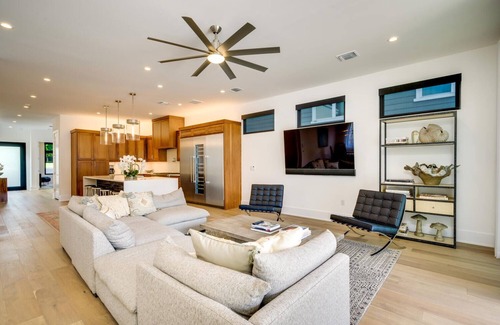 Tarrytown House | Above Contemporary I Luxury Services I Modern | 3Mi to Downtown I Pool/Spa