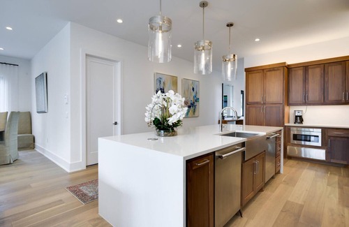 Tarrytown House | Above Contemporary I Luxury Services I Modern | 3Mi to Downtown I Pool/Spa