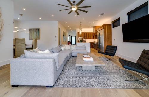 Tarrytown House | Above Contemporary I Luxury Services I Modern | 3Mi to Downtown I Pool/Spa