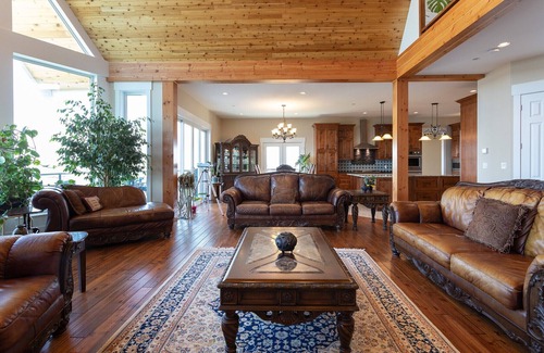 Malahat House | 'Above It All' a spacious sundrenched house with expansive deck and Epic views.