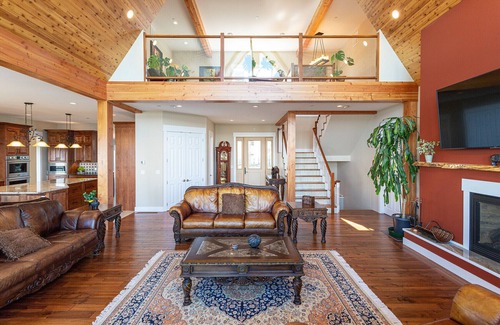 Malahat House | 'Above It All' a spacious sundrenched house with expansive deck and Epic views.