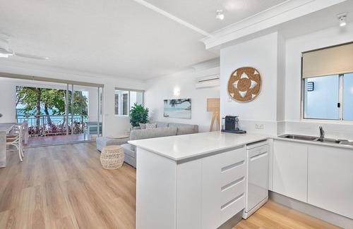 Palm Cove Apartment | Absolute Beach Front 1 Bedroom Apartment Palm Cove