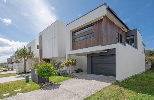 Marcoola House | Absolute Beachfront Marcoola 4BR, Heated Spa