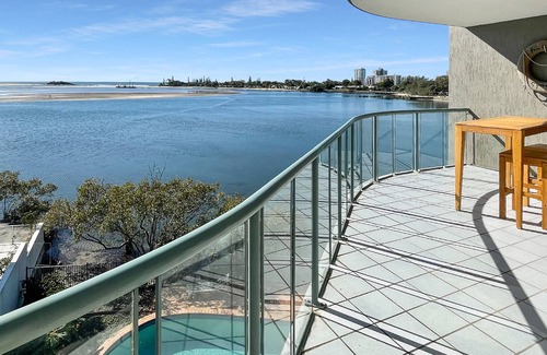 Maroochydore Apartment | Absolute Waterfront Apartment