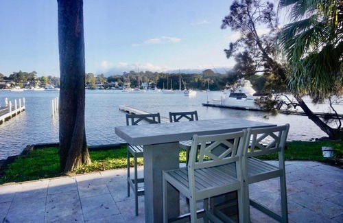 Lake Macquarie City Council House | Absolute waterfront home with private jetty