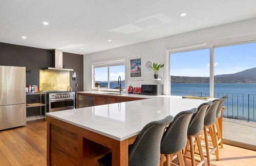 Howrah House | Absolute Waterfront Only 15 minutes From Hobart