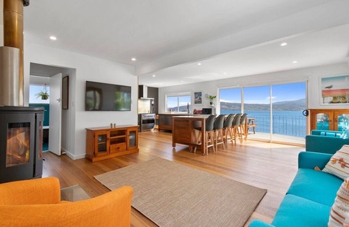 Howrah House | Absolute Waterfront Only 15 minutes From Hobart