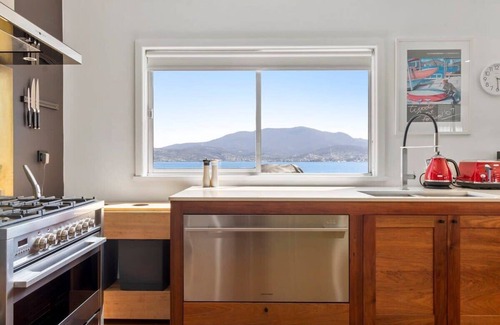 Howrah House | Absolute Waterfront Only 15 minutes From Hobart