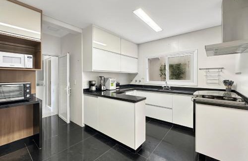 Enseada House | AC - Piscina - 1 Suite com banheiro - 200m do mar