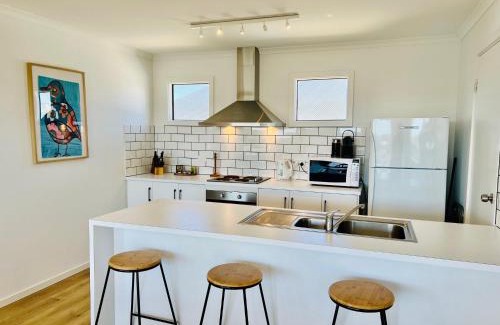 Waterhouse House | ACACIA - 6 Joy Tce Pets Welcome outside