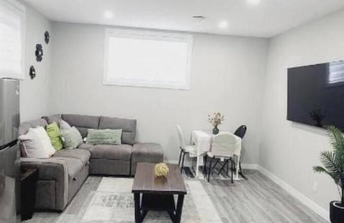 Highland Park House | Accessible/petfriendly-2bedSuite