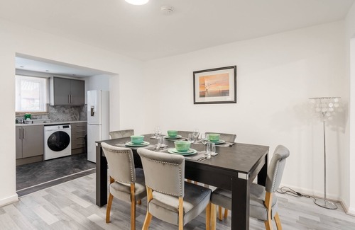 Manchester House | Ace Place - Pool Table - Etihad - Opp Train Statio