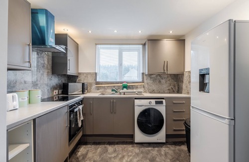 Manchester House | Ace Place - Pool Table - Etihad - Opp Train Statio