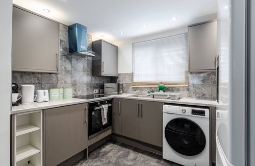 Manchester House | Ace Place - Pool Table - Etihad - Opp Train Statio