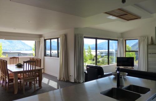 Wanaka House | acomo at Clutha - stunning views, pool & gym access