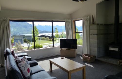 Wanaka House | acomo at Clutha - stunning views, pool & gym access