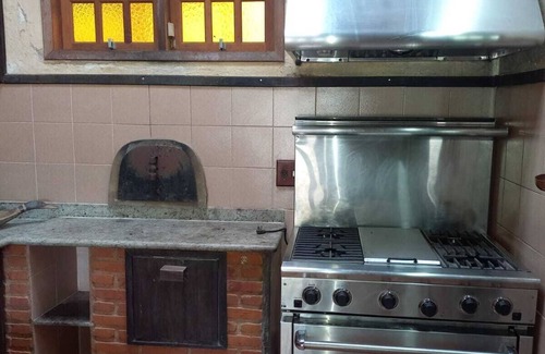 Piedade House | Acomodações Aconchegantes, Salão Gourmet, Piscina, Muito Verde e Tranquilidade