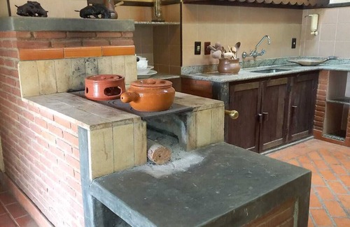 Piedade House | Acomodações Aconchegantes, Salão Gourmet, Piscina, Muito Verde e Tranquilidade