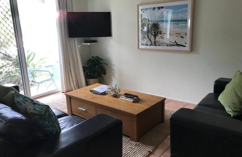 Mudjimba House | ACROSS FROM BEACH-Life Guard all year around. Pets inside OK