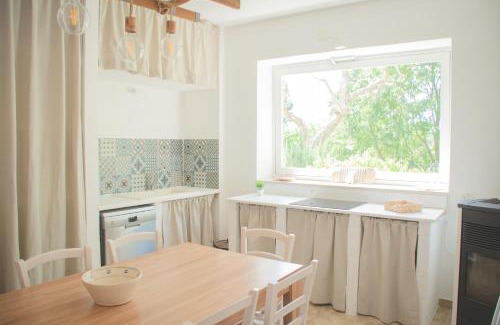 Ostuni House | Ad un passo da Cisternino - Trulli con Camino, Foresta e BBQ