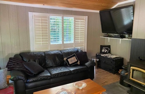 Port Carling Cabin | Ada Lake Cottage - Port Carling couples retreat