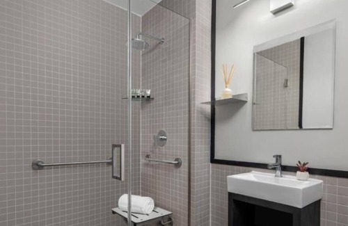 Hiler Hotel | ADA Queen Room at The Baltic Hotel