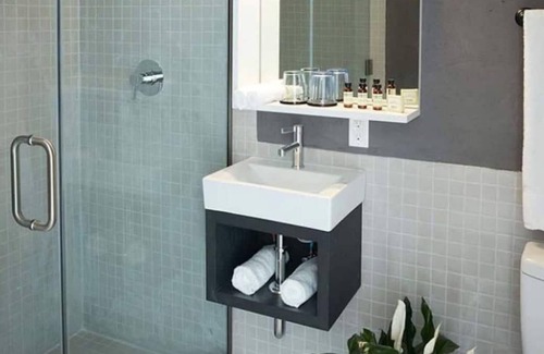 Hiler Hotel | ADA Queen Room at The Baltic Hotel