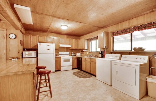 Old Timberline House | Adorable and Affordable Mountain Cabin Has It All and Then Some!