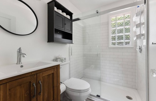 Town Bank Cottage | Adorable and Stylishly Renovated Cottage By The Bay!
