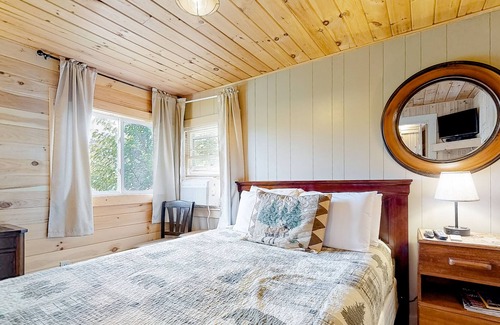 Thornton Cabin | Adorable cabin with WiFi, gas grill, pool, tennis & firepit